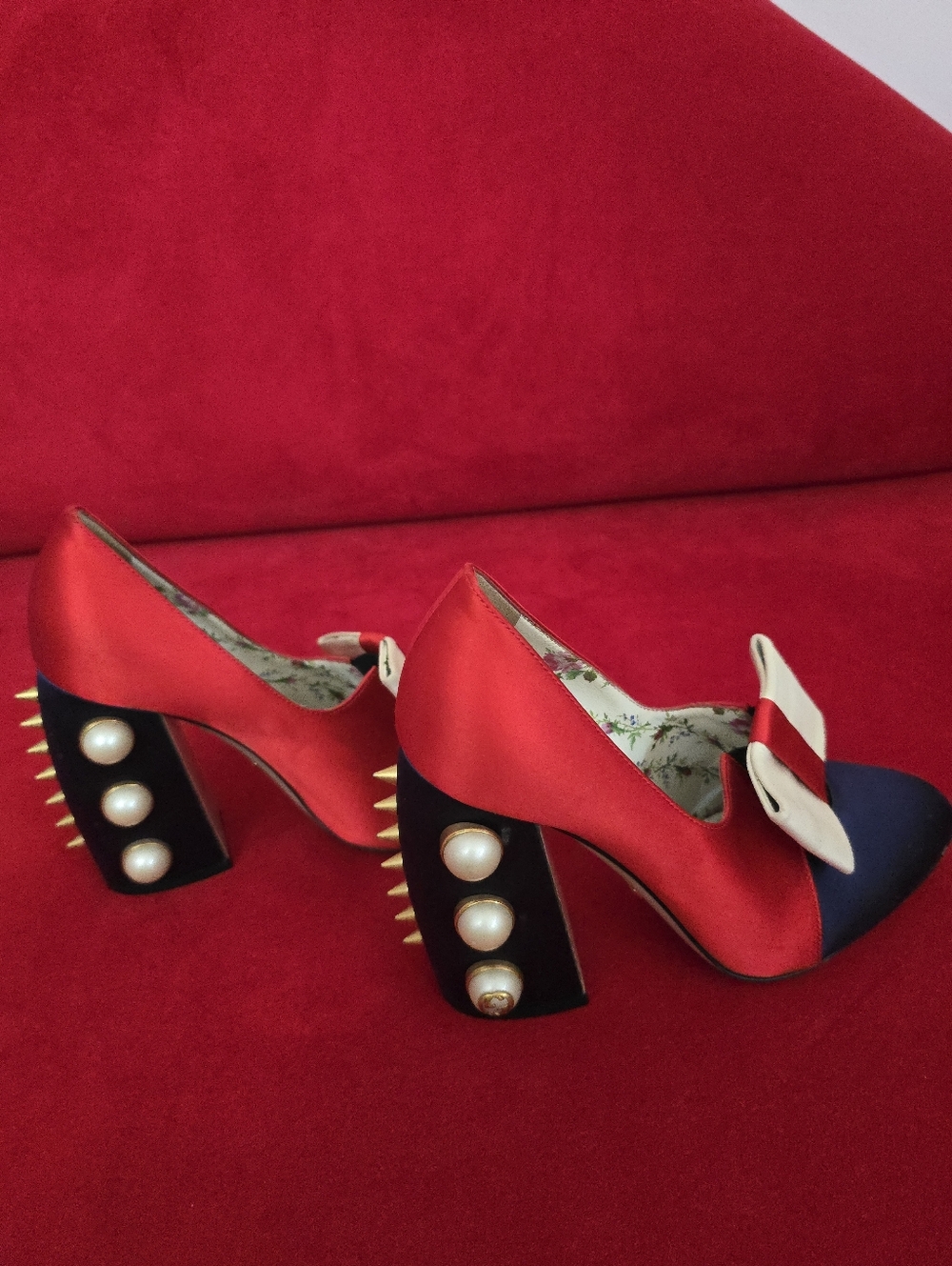 Gucci Luna Women's Two-Tone Navy and Red Bow Pumps - Picture 4 of 9